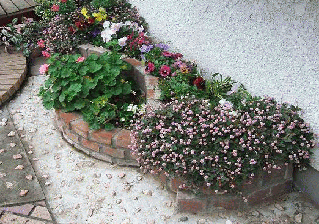 中庭のレンガの花壇